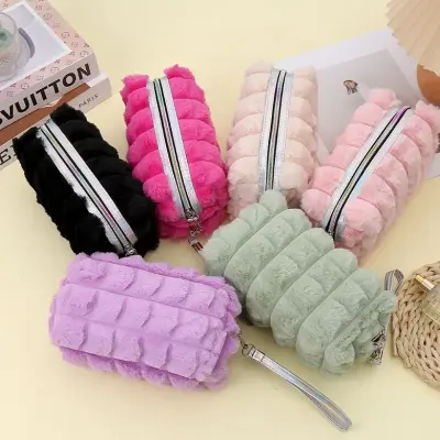 Estojo Necessaire Feminino Pelúcia Escolar Maquiagem